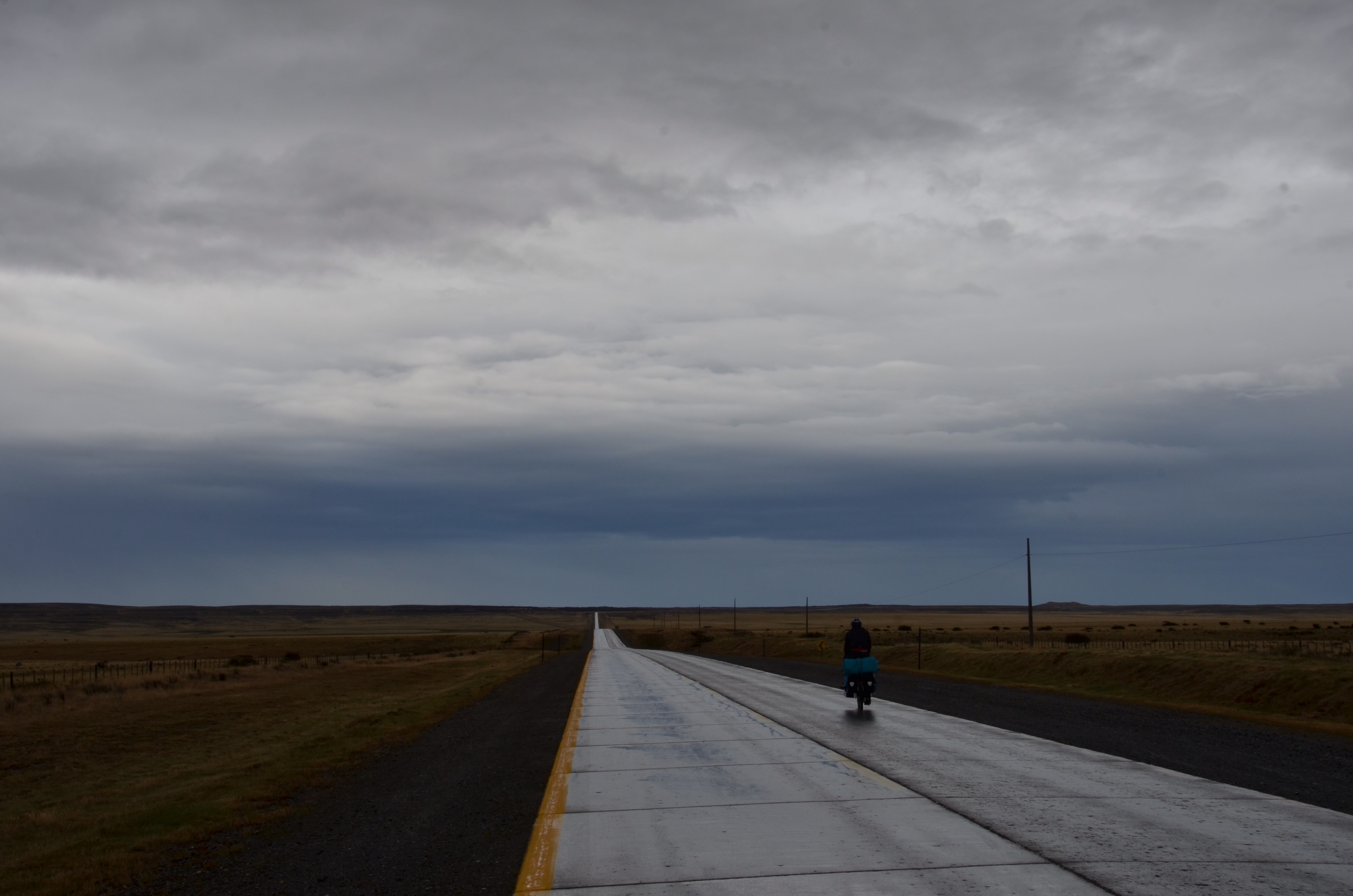Kilometerlang gerade aus durch die Patagonische Pampa Kilometerlang gerade aus durch die Patagonische Pampa