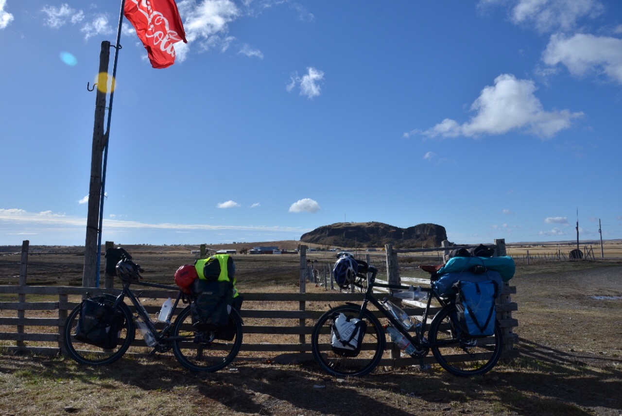 Der starke Wind verunmöglicht die Weiterfahrt, wir wärmen uns bei Kaffee und Brötchen im Restaurant. Der starke Wind verunmöglicht die Weiterfahrt, wir wärmen uns bei Kaffee und Brötchen im Restaurant.