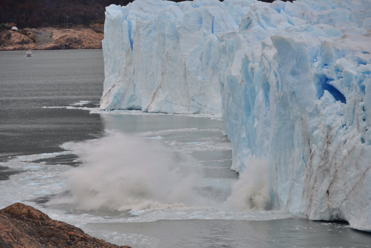 Immer wieder stürzen riesige Eisblöcke mit Getöse ins Wasser