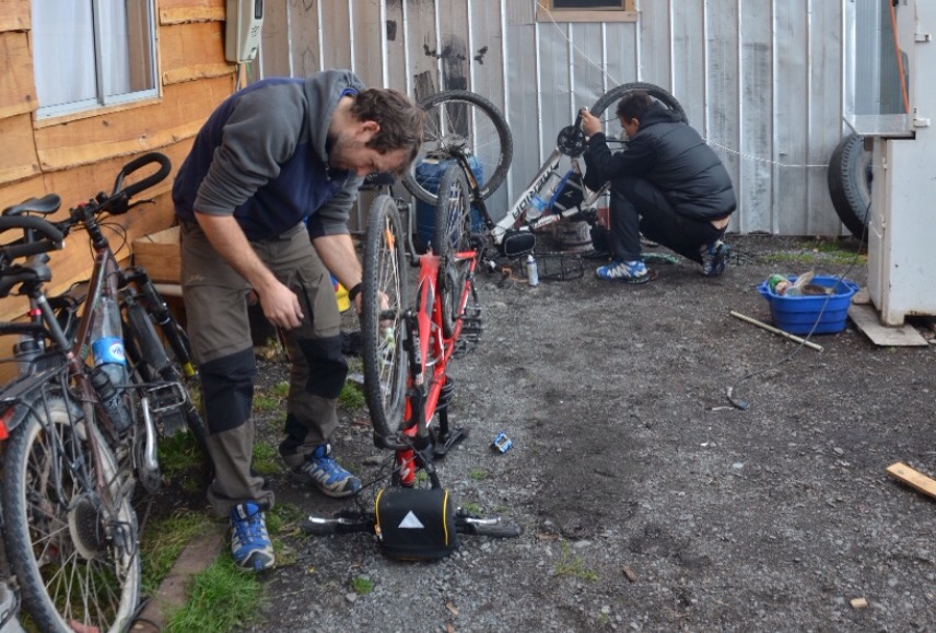 Der Hinterhof wird kurzerhand zur Velowerkstatt umfunktioniert