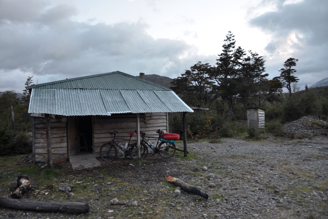Ein Refugio bietet uns willkommenen Wind- und Regenschutz