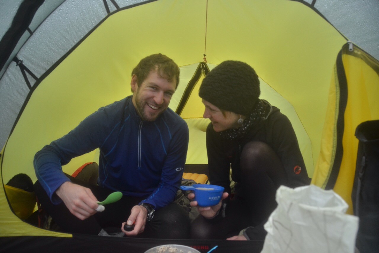 Frühstück mit Kaffee und Porridge im Zelt
