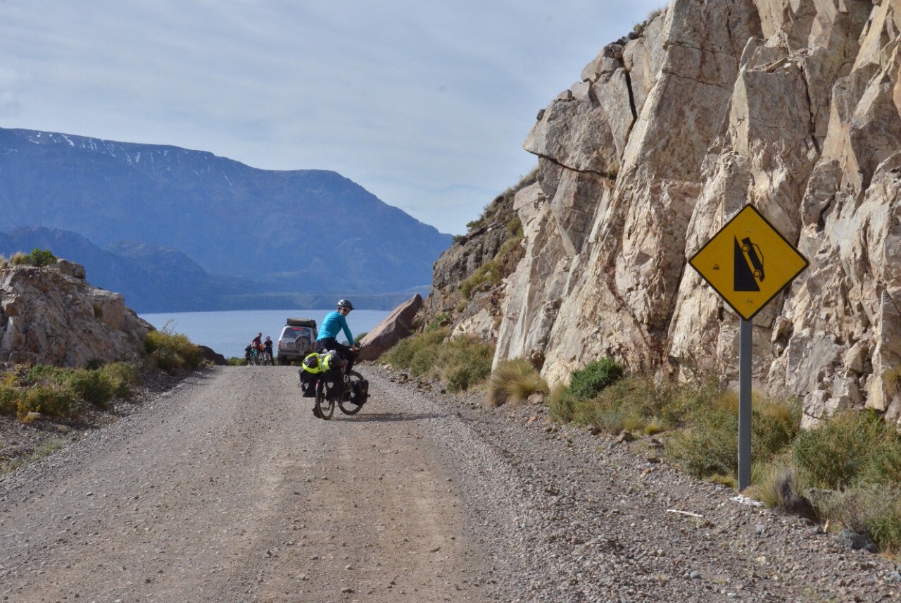 Das Schild lässt keine Zweifel aufkommen, es geht steil bergab!