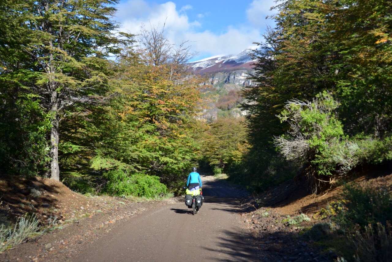 Wir geniessen die einsame Fahrt auf der leeren Schotterpiste.