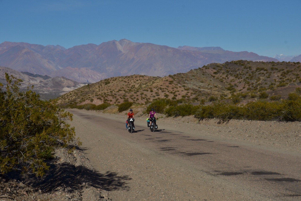 Wir lassen den Andenhauptkamm hinter uns und fahren auf den nächsten Pass zu
