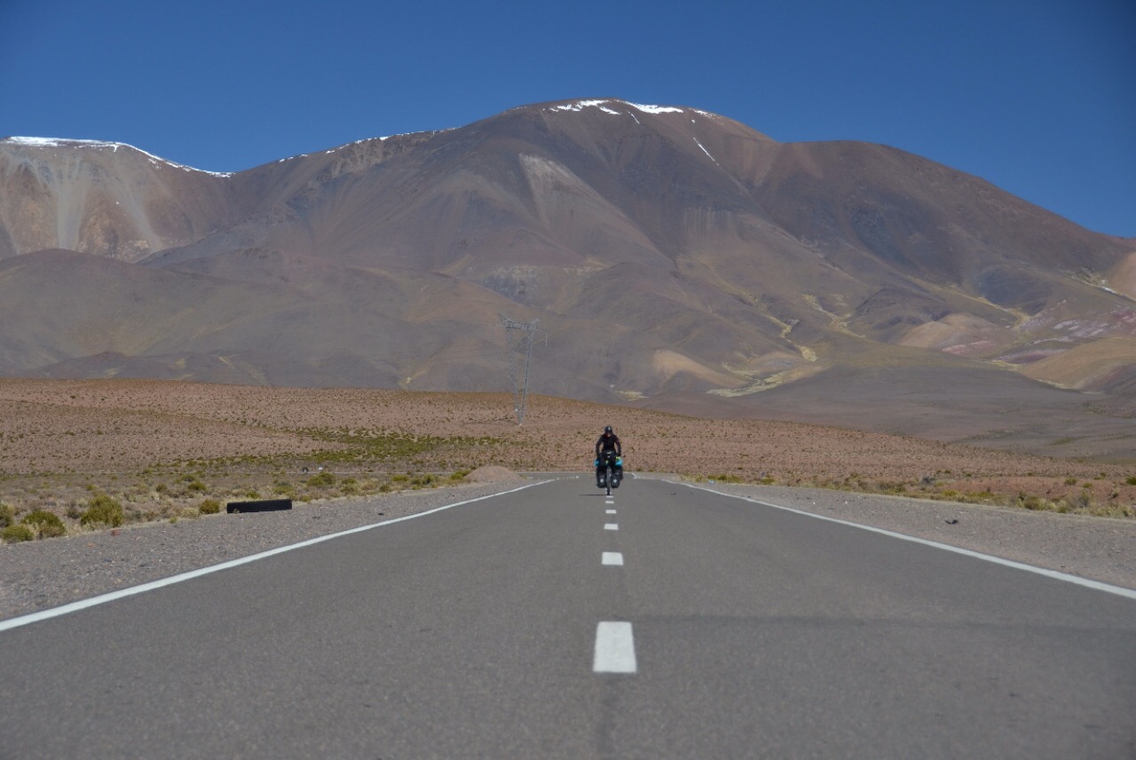 Die kurze Abfahrt vom Pass aufs Altiplano