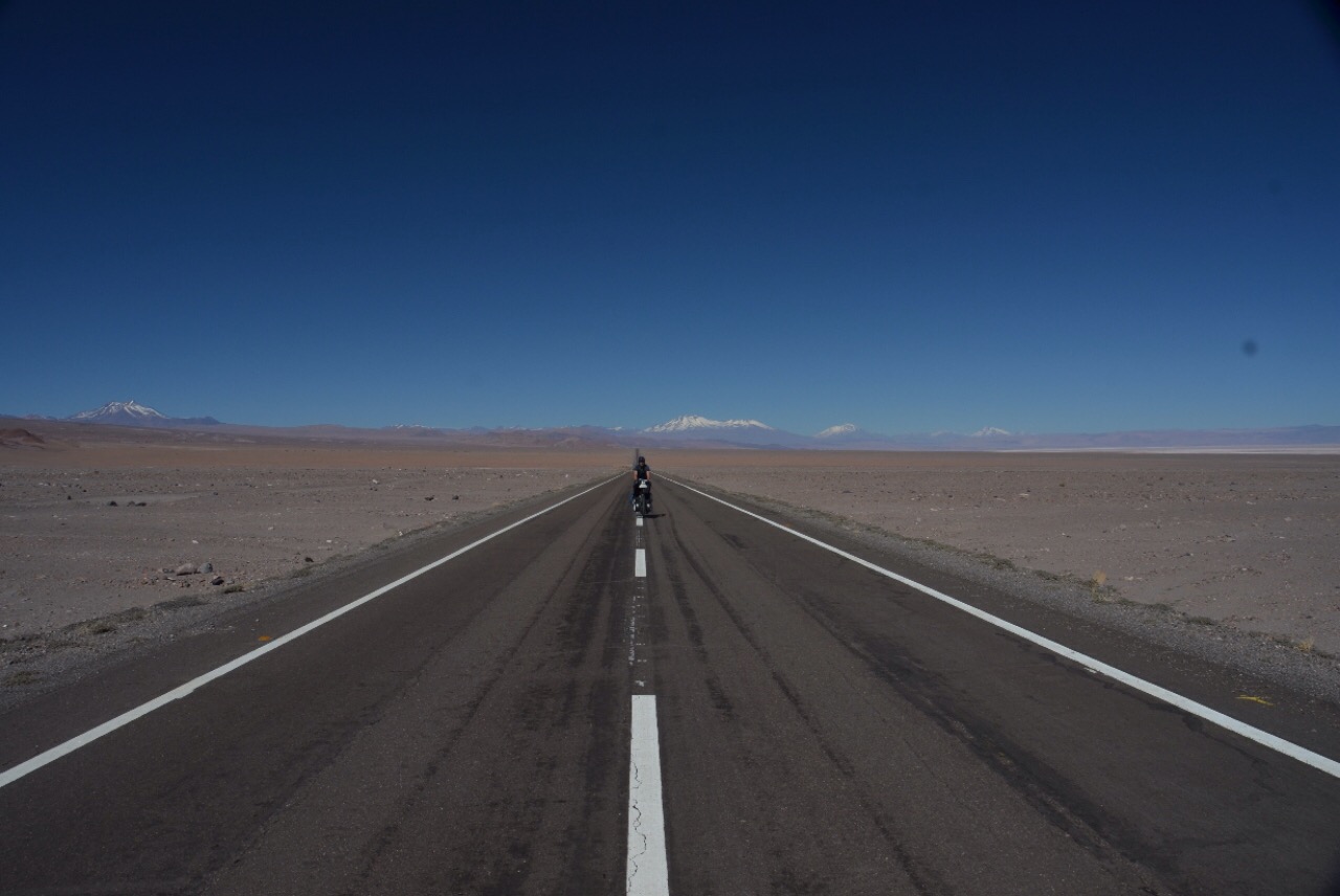 Einmal schnurgerade durch die Wüste