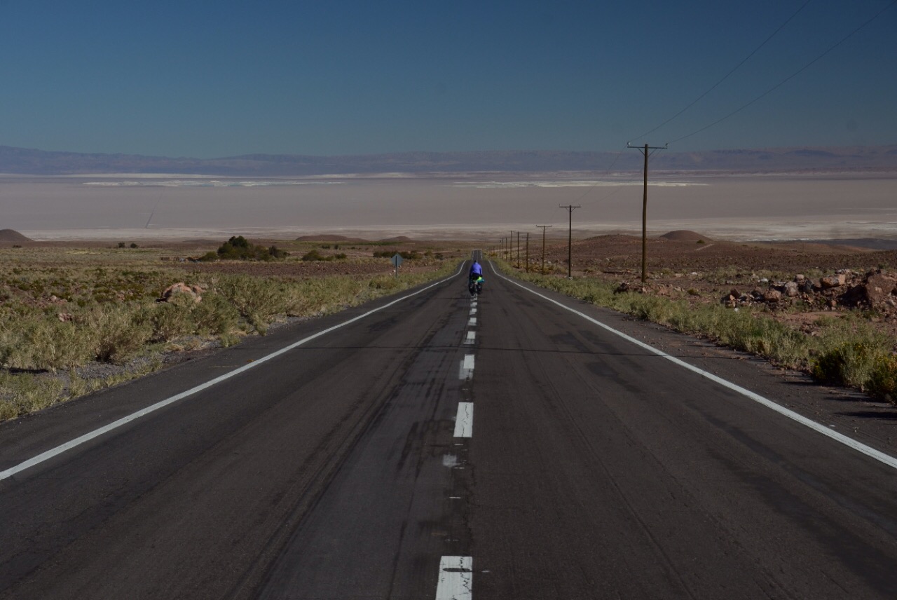 Rasante Abfahrt, dem Salar de Atacama entgegen