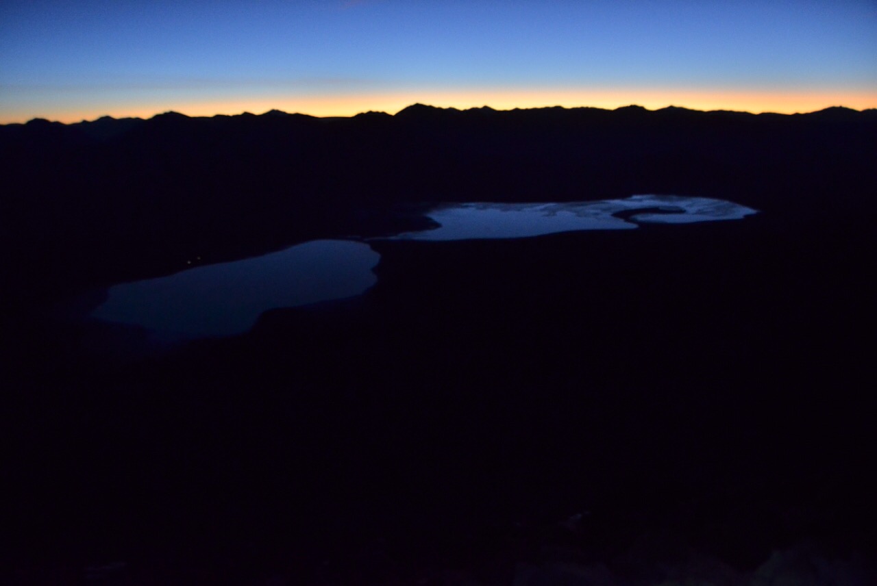 Die beiden Lagunen am Fuss des Licancabur schimmern im ersten Morgenlicht