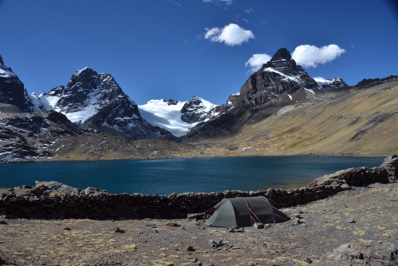 Unser Nachtlager im Base-Camp, im Hintergrund der Gletscher, der zum Pequeño Alpamayo führt