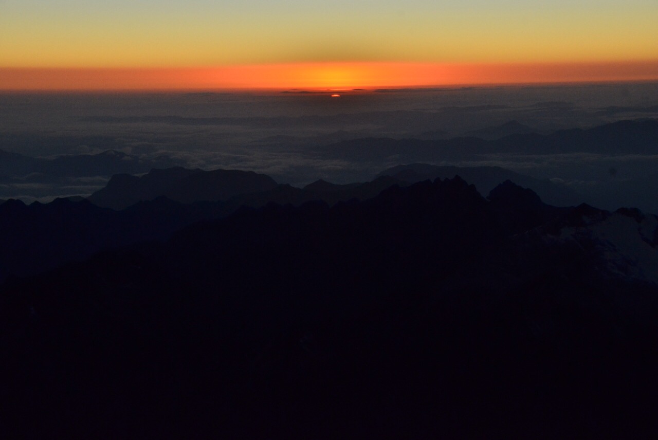 Die Sonne zeigt sich am Horizont, ein fast magischer Moment