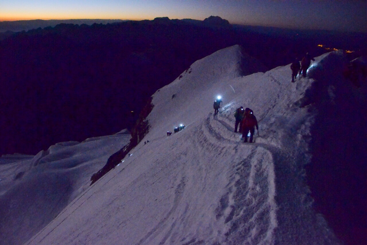 Kurz vor Sonnenaufgang kriegen wir Gesellschaft auf dem Gipfel