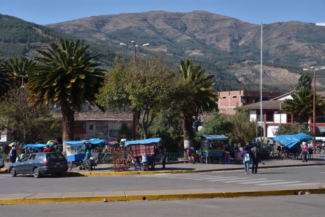 Plaza in Urcos, man bemerke die Palmen!