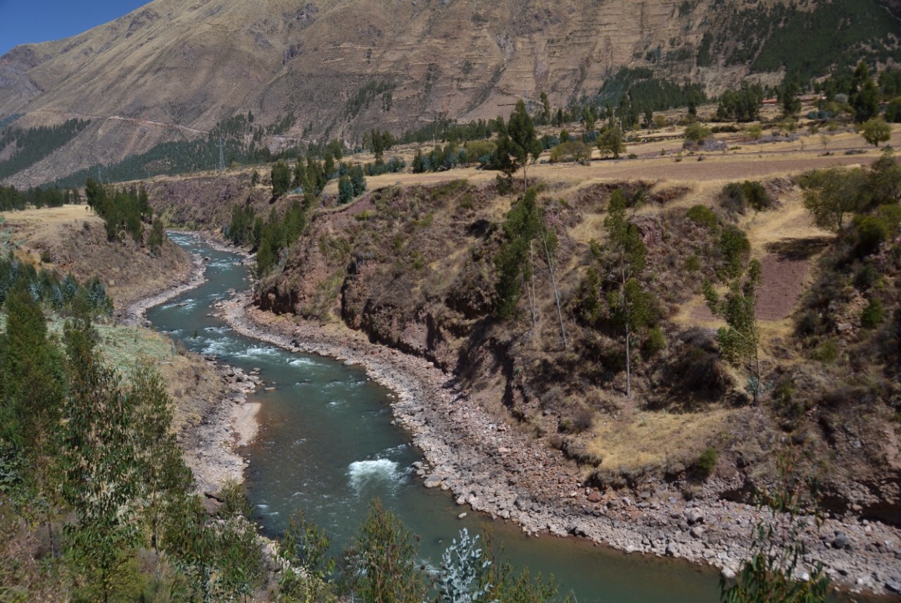 Die Strasse muss öfter an die Hänge ausweichen, dafür ergeben sich immer wieder wunderschöne Ausblicke